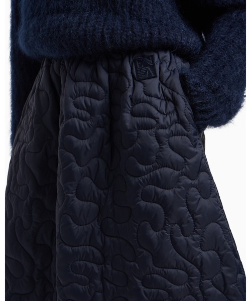 EMPORIO ARMANI(エンポリオアルマーニ)の「【エンポリオ アルマーニ】ASV Winter Urbanism カプセルコレクション スカート ナイロン 3Dキルティング風刺繍(スカート・レディース・ネイビー・42/40/38)」の3枚目の写真
