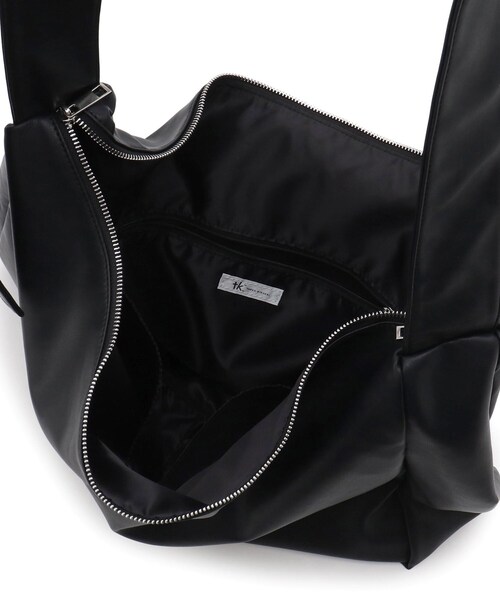 tk.TAKEO KIKUCHI（ティーケータケオキクチ）の「ルーズビッグショルダーバッグ／たすき掛け／ビッグ／A4サイズ収納可能（ショルダーバッグ・メンズ・ブラウン系その他5/ブラック系8/ブラック系/ブラック/ブラック系3/ブラック系4/ブラック系6/グレー系4・00）」の21枚目の写真