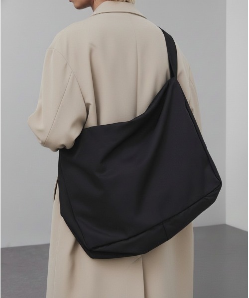 tk.TAKEO KIKUCHI（ティーケータケオキクチ）の「ルーズビッグショルダーバッグ／たすき掛け／ビッグ／A4サイズ収納可能（ショルダーバッグ・メンズ・ブラウン系その他5/ブラック系8/ブラック系/ブラック/ブラック系3/ブラック系4/ブラック系6/グレー系4・00）」の3枚目の写真