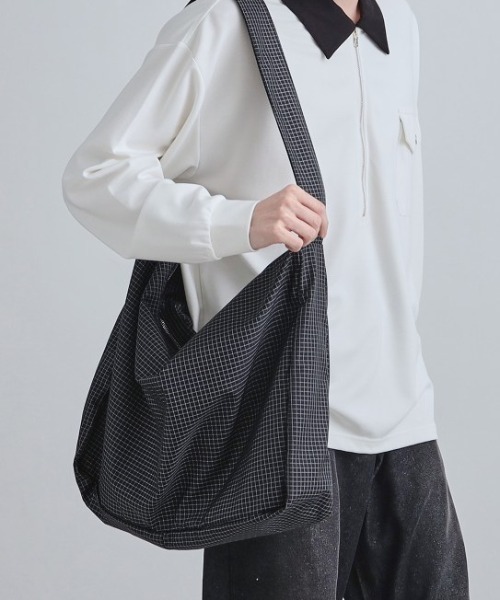 tk.TAKEO KIKUCHI（ティーケータケオキクチ）の「ルーズビッグショルダーバッグ／たすき掛け／ビッグ／A4サイズ収納可能（ショルダーバッグ・メンズ・ブラウン系その他5/ブラック系8/ブラック系/ブラック/ブラック系3/ブラック系4/ブラック系6/グレー系4・00）」の5枚目の写真