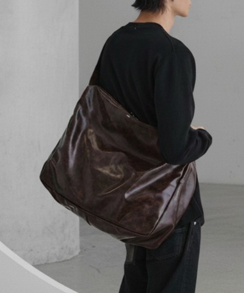 tk.TAKEO KIKUCHI（ティーケータケオキクチ）の「ルーズビッグショルダーバッグ／たすき掛け／ビッグ／A4サイズ収納可能（ショルダーバッグ・メンズ・ブラウン系その他5/ブラック系8/ブラック系/ブラック/ブラック系3/ブラック系4/ブラック系6/グレー系4・00）」の8枚目の写真