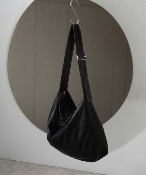 ルーズビッグショルダーバッグ／たすき掛け／ビッグ／A3サイズ収納可能