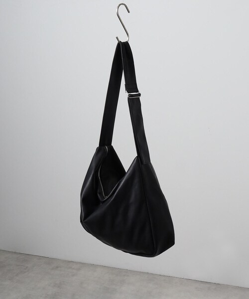 ルーズビッグショルダーバッグ／たすき掛け／ビッグ／A3サイズ収納可能