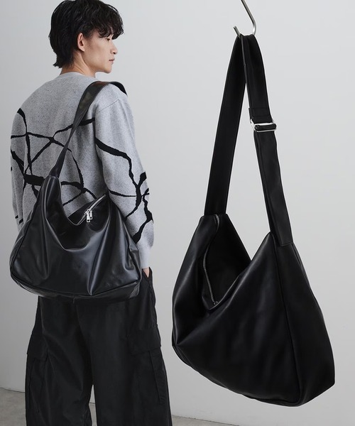 tk.TAKEO KIKUCHI（ティーケータケオキクチ）の「ルーズビッグショルダーバッグ／たすき掛け／ビッグ／A4サイズ収納可能（ショルダーバッグ・メンズ・ブラウン系その他5/ブラック系8/ブラック系/ブラック/ブラック系3/ブラック系4/ブラック系6/グレー系4・00）」の12枚目の写真