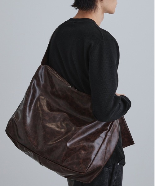 tk.TAKEO KIKUCHI（ティーケータケオキクチ）の「ルーズビッグショルダーバッグ／たすき掛け／ビッグ／A4サイズ収納可能（ショルダーバッグ・メンズ・ブラウン系その他5/ブラック系8/ブラック系/ブラック/ブラック系3/ブラック系4/ブラック系6/グレー系4・00）」の13枚目の写真