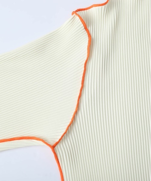 La-gemme（ラジェム）の「バイカラープリーツトップス（Tシャツ/カットソー・レディース・ブラウン/ブラック/グレー/アイボリー・フリー）」の17枚目の写真