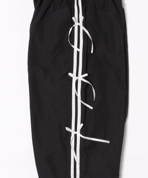 urge:(アージコロン )の「【URGE:】リボン付き トラックパンツ(デニムパンツ・レディース・ブラック・SMALL/MEDIUM/LARGE/X-LARGE)」の3枚目の写真