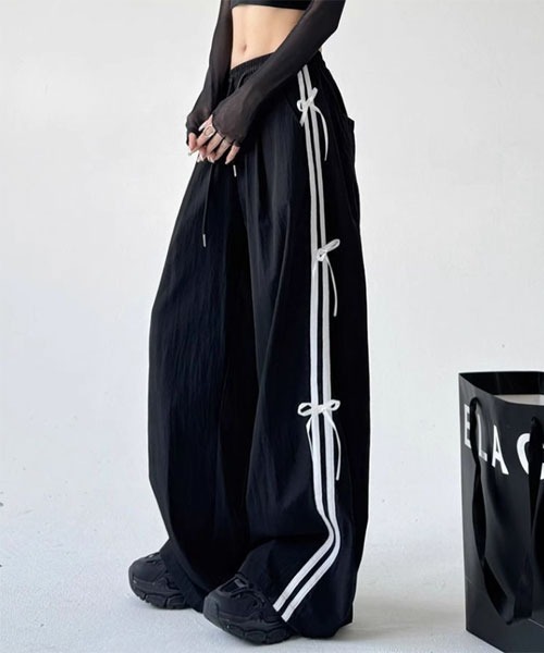 urge:(アージコロン )の「【URGE:】リボン付き トラックパンツ(デニムパンツ・レディース・ブラック・SMALL/MEDIUM/LARGE/X-LARGE)」の4枚目の写真