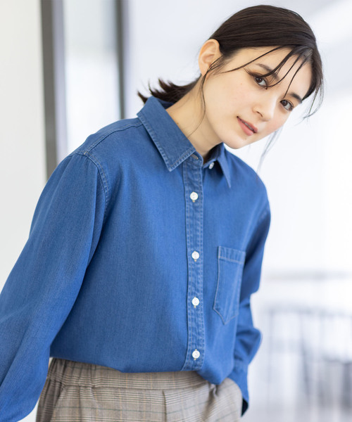 Petit Honfleur（プチオンフルール）の「襟付きデニムシャツ【ベストやニットを重ねても◎】（シャツ/ブラウス・レディース・ブルー/ネイビー・9号/11号/13号）」の2枚目の写真