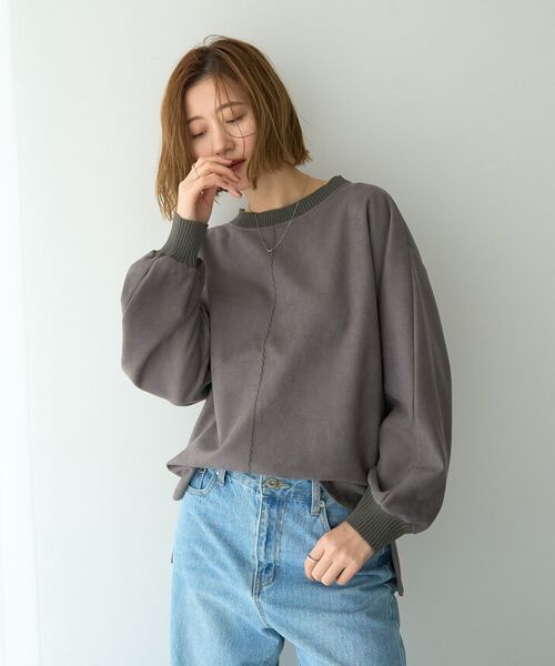 YECCA VECCA（イェッカヴェッカ）の「フェイクスエードデザインステッチプルオーバー（Tシャツ/カットソー・レディース・チャコールグレー/グレイッシュベージュ・FREE）」の3枚目の写真