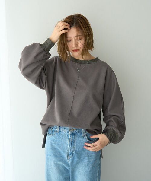 YECCA VECCA（イェッカヴェッカ）の「フェイクスエードデザインステッチプルオーバー（Tシャツ/カットソー・レディース・チャコールグレー/グレイッシュベージュ・FREE）」の4枚目の写真