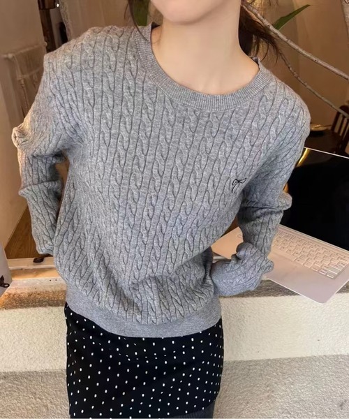 CHUL（チュル）の「リボン刺繍ケーブルニットプルオーバー（ニット/セーター・レディース・ブラック/グレー/ネイビー/イエロー/ホワイト・FREE）」の3枚目の写真