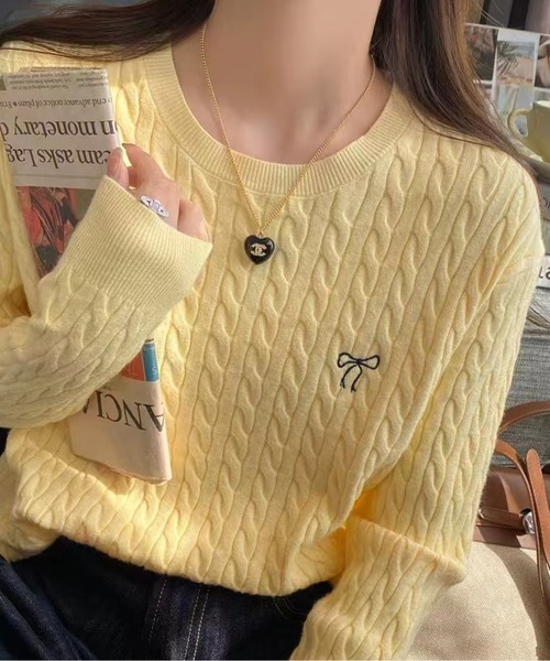 CHUL（チュル）の「リボン刺繍ケーブルニットプルオーバー（ニット/セーター・レディース・ブラック/グレー/ネイビー/イエロー/ホワイト・FREE）」の5枚目の写真