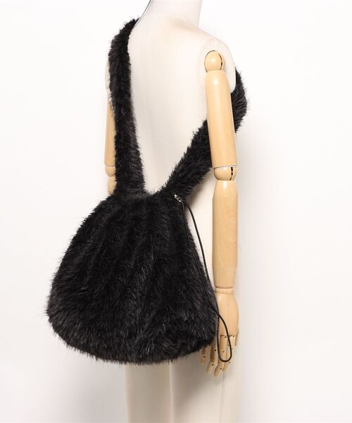 gossara(ゴサラ)の「巾着ファーショルダーバッグ(ショルダーバッグ・レディース・ブラック/ベージュ/グレー・FREE)」の14枚目の写真