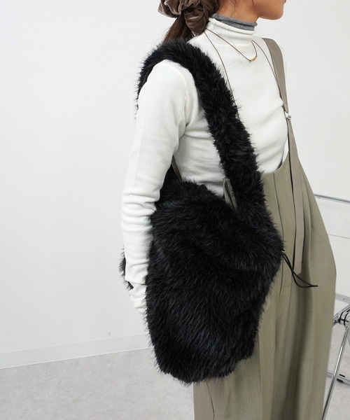 gossara(ゴサラ)の「巾着ファーショルダーバッグ(ショルダーバッグ・レディース・ブラック/ベージュ/グレー・FREE)」の2枚目の写真