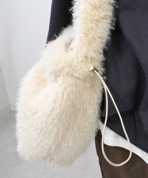 gossara(ゴサラ)の「巾着ファーショルダーバッグ(ショルダーバッグ・レディース・ブラック/ベージュ/グレー・FREE)」の4枚目の写真