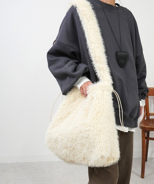 gossara(ゴサラ)の「巾着ファーショルダーバッグ(ショルダーバッグ・レディース・ブラック/ベージュ/グレー・FREE)」の5枚目の写真