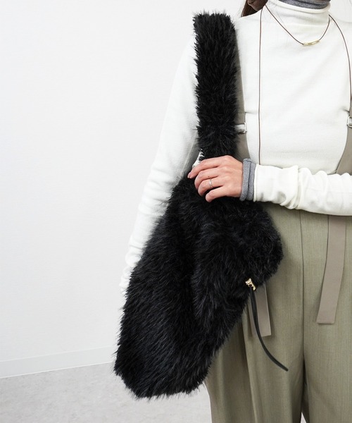 gossara(ゴサラ)の「巾着ファーショルダーバッグ(ショルダーバッグ・レディース・ブラック/ベージュ/グレー・FREE)」の7枚目の写真