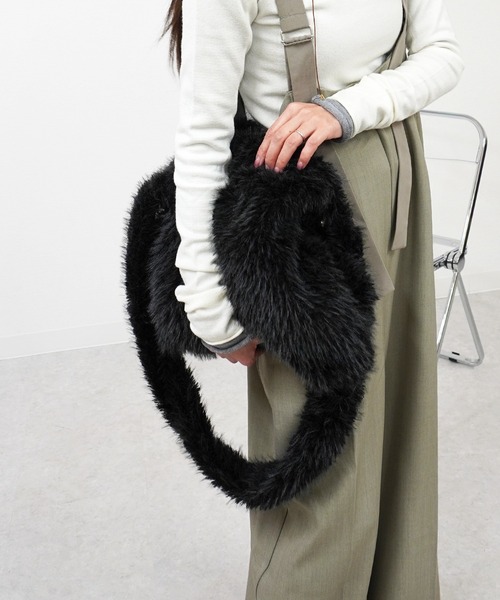 gossara(ゴサラ)の「巾着ファーショルダーバッグ(ショルダーバッグ・レディース・ブラック/ベージュ/グレー・FREE)」の8枚目の写真