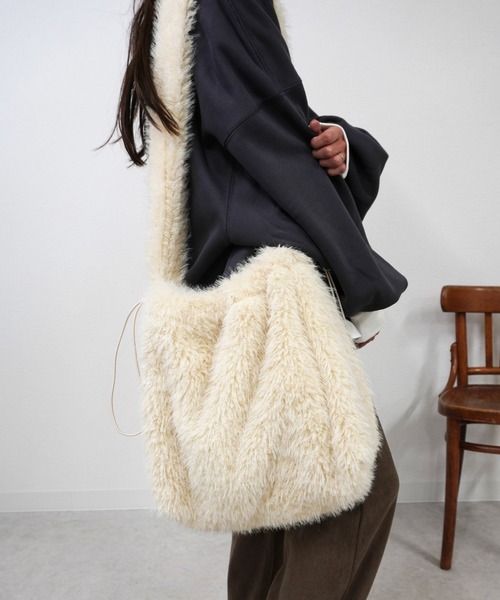 gossara(ゴサラ)の「巾着ファーショルダーバッグ(ショルダーバッグ・レディース・ブラック/ベージュ/グレー・FREE)」の15枚目の写真