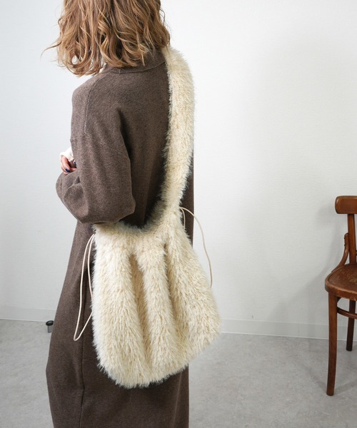 gossara(ゴサラ)の「巾着ファーショルダーバッグ(ショルダーバッグ・レディース・ブラック/ベージュ/グレー・FREE)」の17枚目の写真