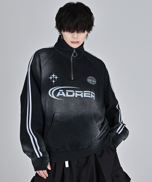 ADRER（アドラー）の「Vintage make half zip game sweat  / ヴィンテージ メイク ハーフジップ ゲーム スウェット（スウェット・メンズ・グレー/ブラック・L/M/S/XS）」の2枚目の写真