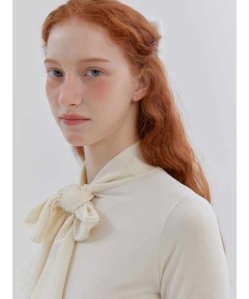 ANOETIC(アノエティック)の「RIBBON SCARF TURTLENECK TOP_IVORY(Tシャツ/カットソー・レディース・アイボリー・FREE)」の2枚目の写真