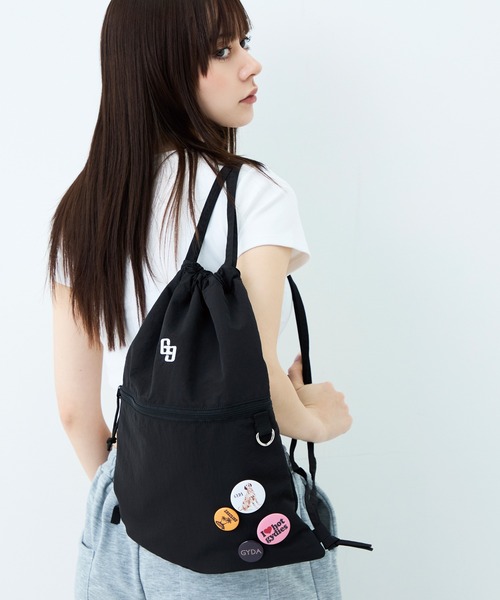 GYDA(ジェイダ)の「GYDA(ジェイダ)ナップサック 缶バッジ付き GY-B444 カジュアル(バックパック/リュック・レディース・ブラック・FREE)」の1枚目の写真