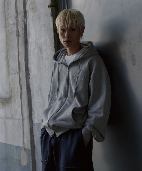 TONY LAWRENCE(トニーローレンス)の「アプリケフードジップアップ メランジグレー(パーカー・レディース・その他・SMALL/MEDIUM/LARGE)」の4枚目の写真