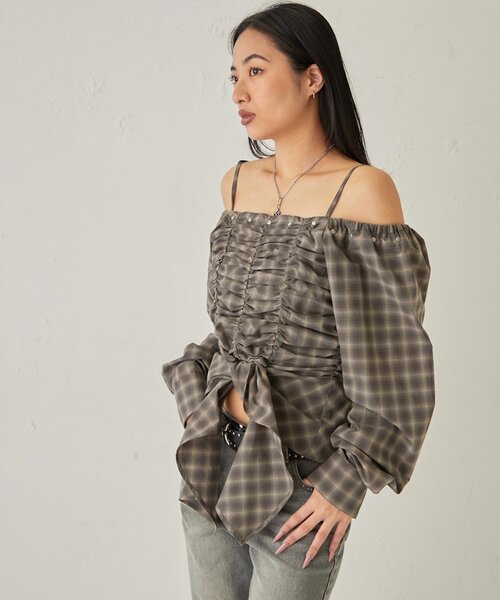 WHO'S WHO gallery（フーズフーギャラリー）の「イレヘムギャザーオフショルブラウス（シャツ/ブラウス・レディース・ブラウン/ブラック・FREE）」の18枚目の写真