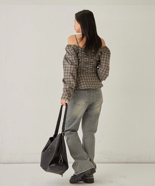 WHO'S WHO gallery（フーズフーギャラリー）の「イレヘムギャザーオフショルブラウス（シャツ/ブラウス・レディース・ブラウン/ブラック・FREE）」の11枚目の写真