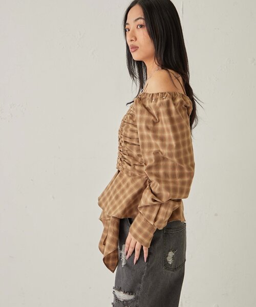 WHO'S WHO gallery（フーズフーギャラリー）の「イレヘムギャザーオフショルブラウス（シャツ/ブラウス・レディース・ブラウン/ブラック・FREE）」の8枚目の写真