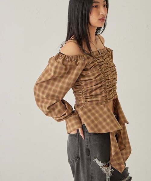 WHO'S WHO gallery（フーズフーギャラリー）の「イレヘムギャザーオフショルブラウス（シャツ/ブラウス・レディース・ブラウン/ブラック・FREE）」の7枚目の写真