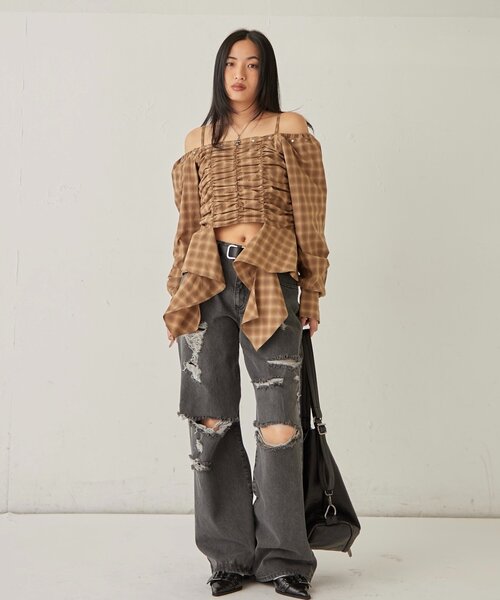 WHO'S WHO gallery（フーズフーギャラリー）の「イレヘムギャザーオフショルブラウス（シャツ/ブラウス・レディース・ブラウン/ブラック・FREE）」の4枚目の写真