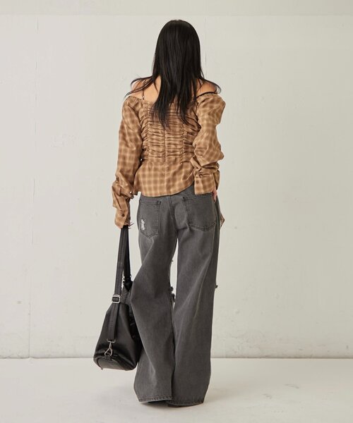 WHO'S WHO gallery（フーズフーギャラリー）の「イレヘムギャザーオフショルブラウス（シャツ/ブラウス・レディース・ブラウン/ブラック・FREE）」の3枚目の写真