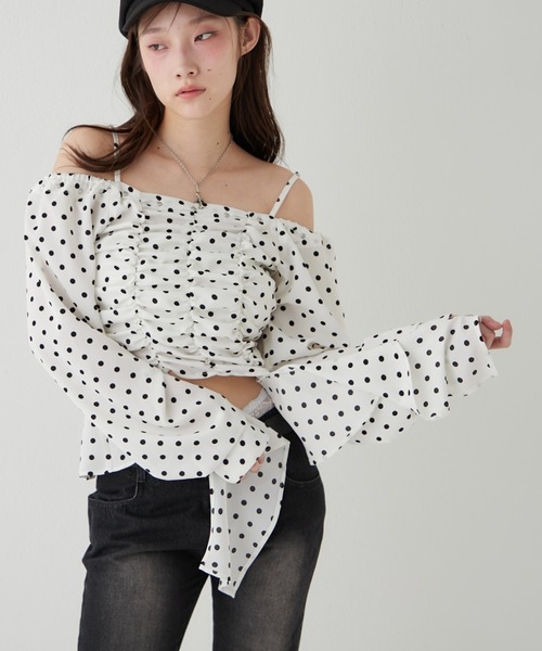 WHO'S WHO gallery(フーズフーギャラリー)の「イレヘムギャザーオフショルブラウス(シャツ/ブラウス・レディース・ブラウン/ブラック/ブラック系その他/ホワイト・FREE)」の2枚目の写真