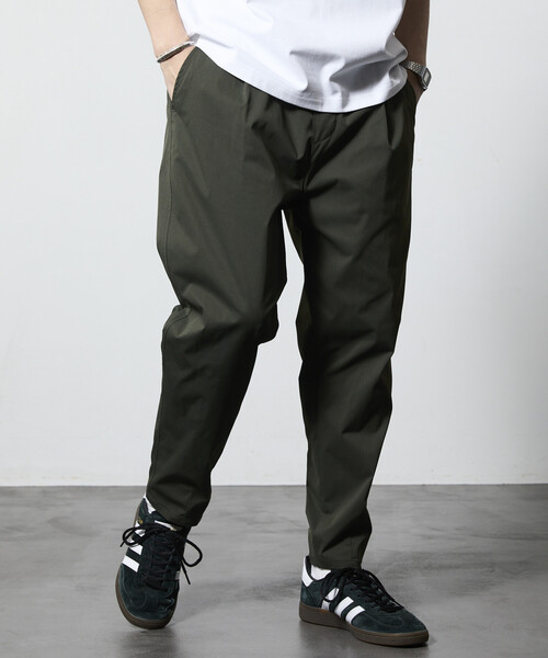 FREAK'S STORE（フリークスストア）の「限定展開 Easy Care Fabric スリムテーパードシルエット ポリチノクロス イージーパンツ/吸水速乾/UVカット（チノパンツ・メンズ・チャコールグレー/ブラック/ネイビー/ベージュ/オリーブ・SMALL/MEDIUM/LARGE）」の4枚目の写真