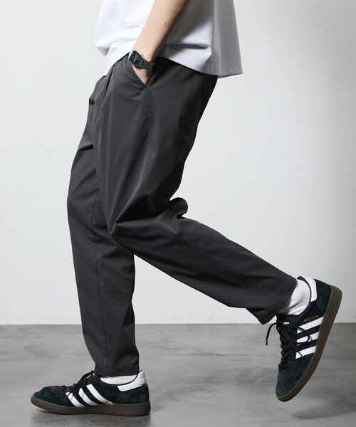 FREAK'S STORE（フリークスストア）の「限定展開 Easy Care Fabric スリムテーパードシルエット ポリチノクロス イージーパンツ/吸水速乾/UVカット（チノパンツ・メンズ・チャコールグレー/ブラック/ネイビー/ベージュ/オリーブ・SMALL/MEDIUM/LARGE）」の3枚目の写真