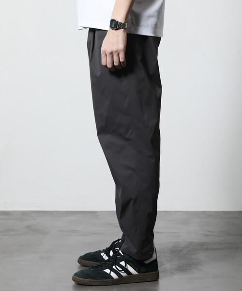 FREAK'S STORE（フリークスストア）の「限定展開 Easy Care Fabric スリムテーパードシルエット ポリチノクロス イージーパンツ/吸水速乾/UVカット（チノパンツ・メンズ・チャコールグレー/ブラック/ネイビー/ベージュ/オリーブ・SMALL/MEDIUM/LARGE）」の22枚目の写真