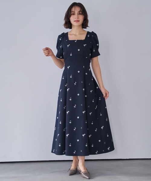 NOELA（ノエラ）の「【Premium】フラワー刺繍ワンピース（ワンピース・レディース・ベージュ/ネイビー・フリー）」の2枚目の写真