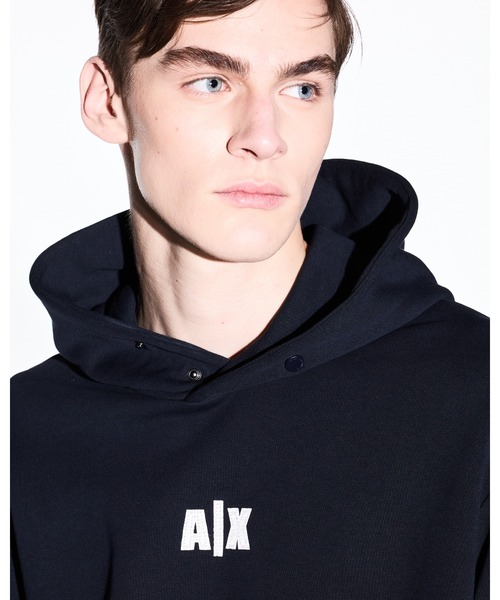ARMANI EXCHANGE(アルマーニエクスチェンジ)の「【A|X アルマーニ エクスチェンジ】AXロゴ フーデッドスウェットプルオーバー(EC限定カラー含)(スウェット・メンズ・ホワイト/ダークネイビー・X-LARGE/SMALL/MEDIUM/LARGE/XX-LARGE/X-SMALL)」の3枚目の写真