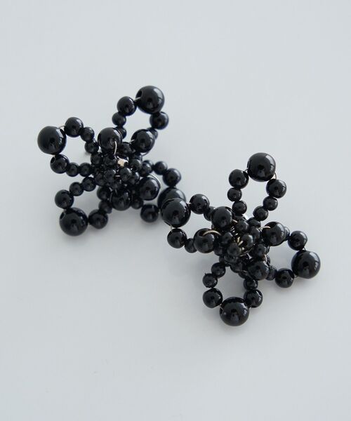 earth music&ecology（アースミュージックアンドエコロジー）の「パールフラワーピアス（ピアス（両耳用）・レディース・ブラック/アイボリー・FREE）」の2枚目の写真