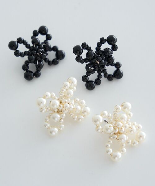 earth music&ecology（アースミュージックアンドエコロジー）の「パールフラワーピアス（ピアス（両耳用）・レディース・ブラック/アイボリー・FREE）」の3枚目の写真