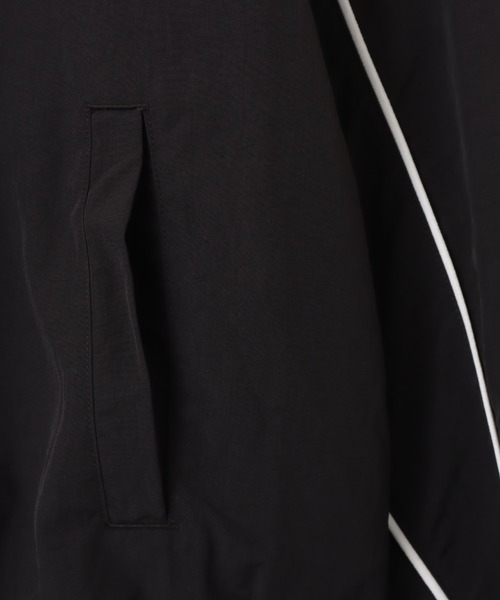 PUMA(プーマ)の「PUMA T7 BALLOON SLEEVE PIPING RELAXED WOVEN TRACK JACKET / プーマ T7 バルーン スリーブ パイピング リラックス トラック ジャケット(ナイロンジャケット・レディース・ブラウン/ブラック・S/M/L)」の4枚目の写真