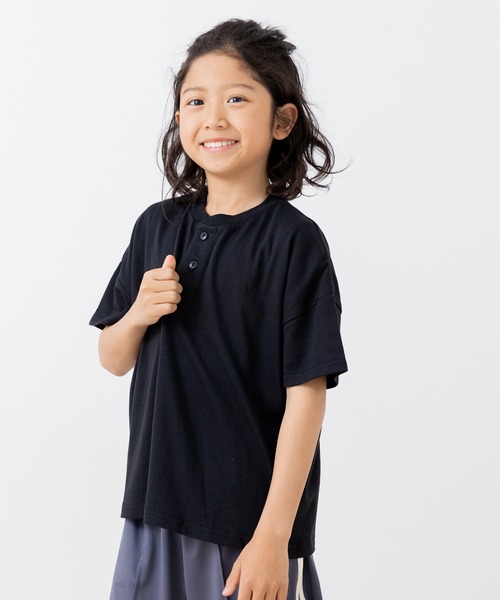 chil2(チルツー)の「ヘンリーネック 半袖Tシャツ(Tシャツ/カットソー・キッズ・ワインレッド/グレイッシュブルー/オートミール/ブラック・120cm/110cm/100cm/150cm/140cm/130cm)」の2枚目の写真