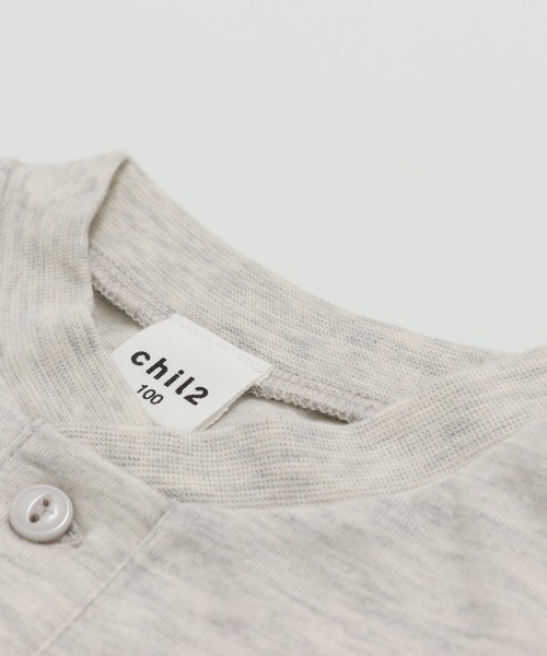 chil2(チルツー)の「ヘンリーネック 半袖Tシャツ(Tシャツ/カットソー・キッズ・ワインレッド/グレイッシュブルー/オートミール/ブラック・120cm/110cm/100cm/150cm/140cm/130cm)」の7枚目の写真