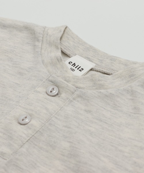 chil2(チルツー)の「ヘンリーネック 半袖Tシャツ(Tシャツ/カットソー・キッズ・ワインレッド/グレイッシュブルー/オートミール/ブラック・120cm/110cm/100cm/150cm/140cm/130cm)」の8枚目の写真