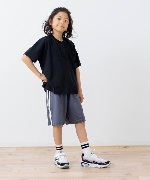 chil2(チルツー)の「ヘンリーネック 半袖Tシャツ(Tシャツ/カットソー・キッズ・ワインレッド/グレイッシュブルー/オートミール/ブラック・120cm/110cm/100cm/150cm/140cm/130cm)」の15枚目の写真