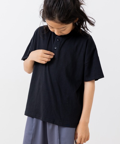 chil2(チルツー)の「ヘンリーネック 半袖Tシャツ(Tシャツ/カットソー・キッズ・ワインレッド/グレイッシュブルー/オートミール/ブラック・120cm/110cm/100cm/150cm/140cm/130cm)」の17枚目の写真
