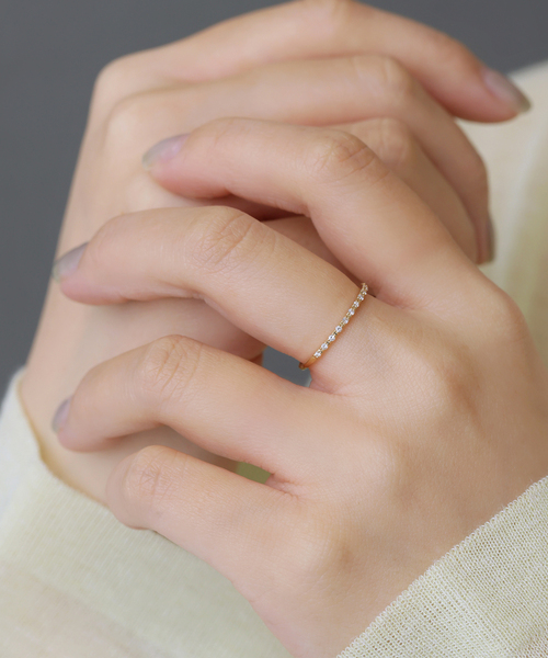 Lilas(リラ)の「《一部店舗+WEB限定》ダイヤハーフエタニティーリング K18(リング・レディース・ゴールド・15 /13/11/FREE)」の2枚目の写真